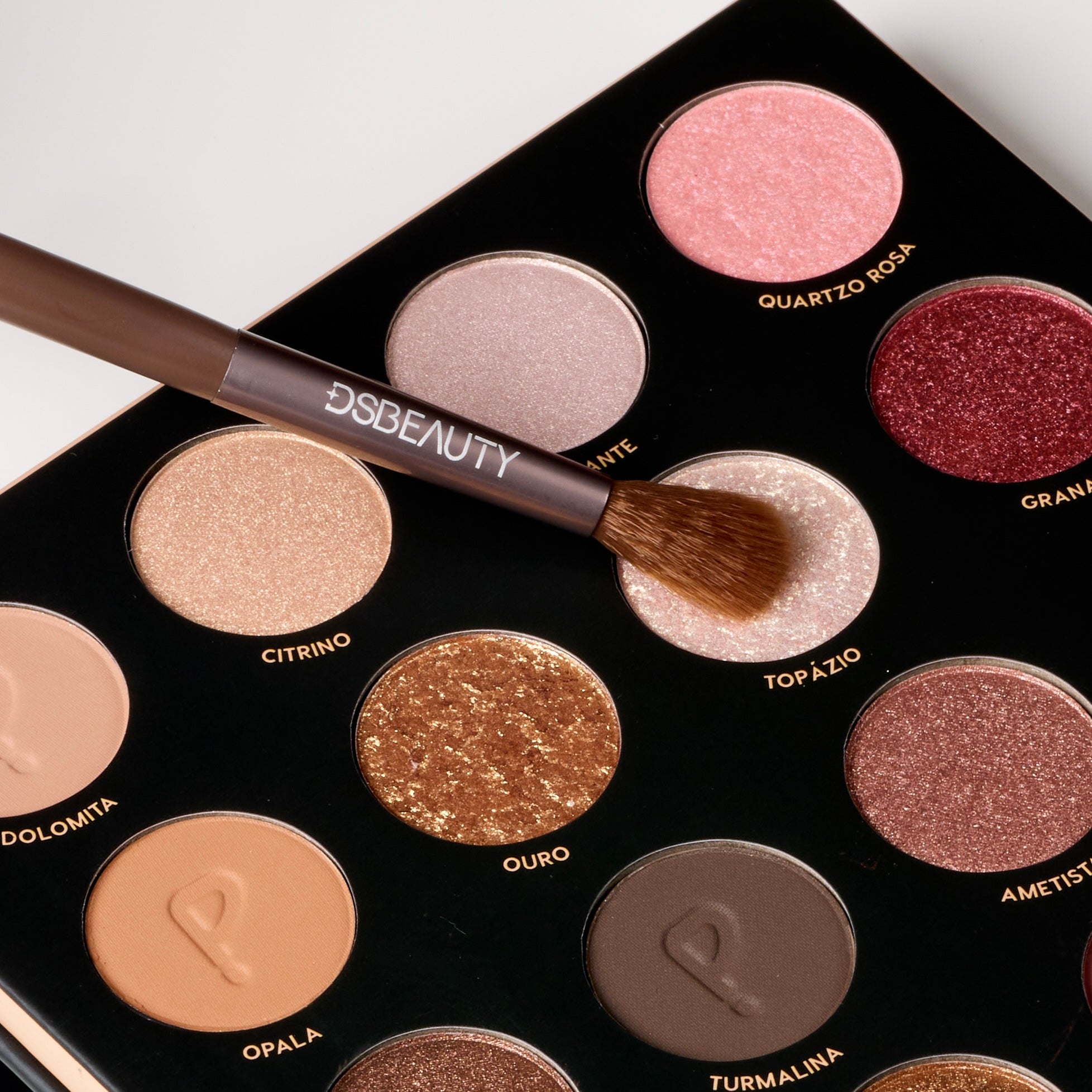 PAM By Pamella Kit 16 Precious Palette 16 Colors + DS Beauty Professional Eyeshadow Brush